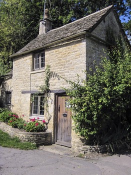 cottage-1526001_1920.jpg